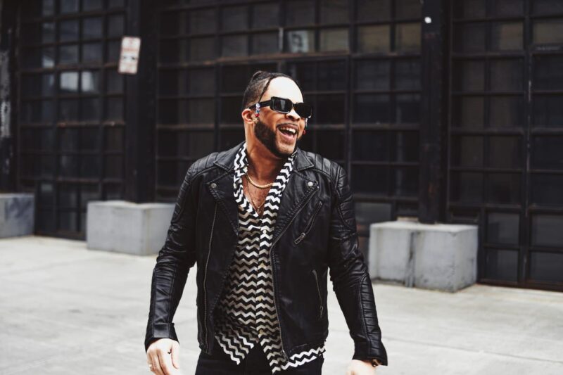 Cantante Hansell Morine es reconocido por Premios La Flor