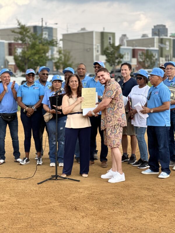 Empresario dominicano Rency Taveras recibe reconocimiento del Comité Internacional de Ayuda y de la comisionada de Jersey City.