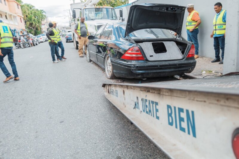 Alcaldía del Distrito Nacional, Digesett e Intrant realizan operativo conjunto para retirar vehículos y casetas de venta de comidas que obstaculizan espacios  públicos
