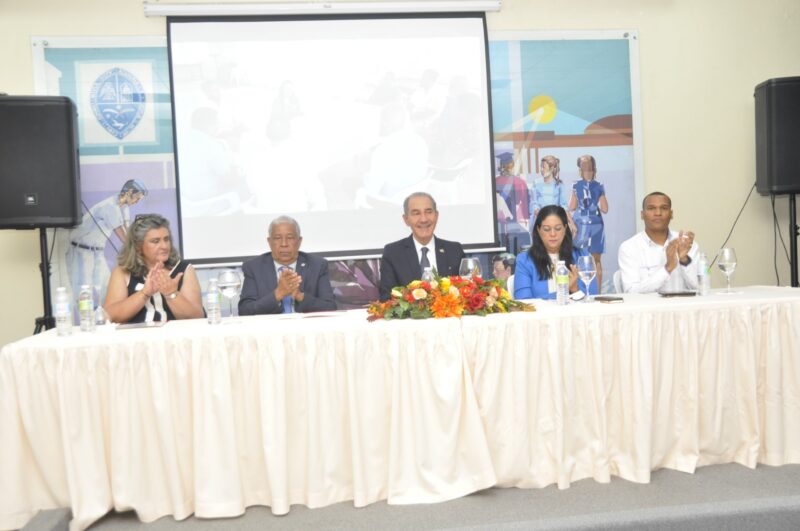 MESCYT anuncia mejoras para maestros del programa Inglés de Inmersión