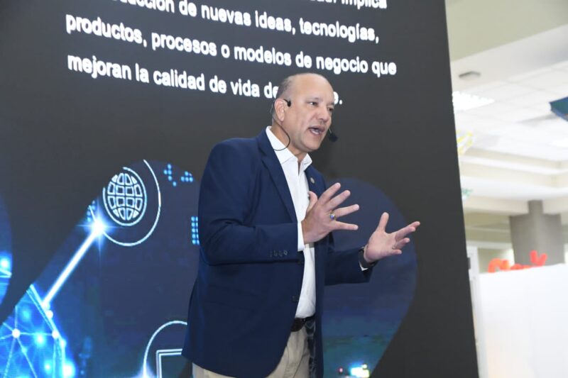 Director de Proindustria imparte conferencia sobre Innovación y Competitividad Industrial en Santiago   