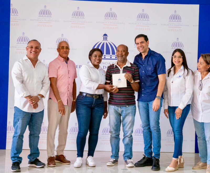 El Gobierno entrega bonos de emergencia a comerciantes de Elías Piña