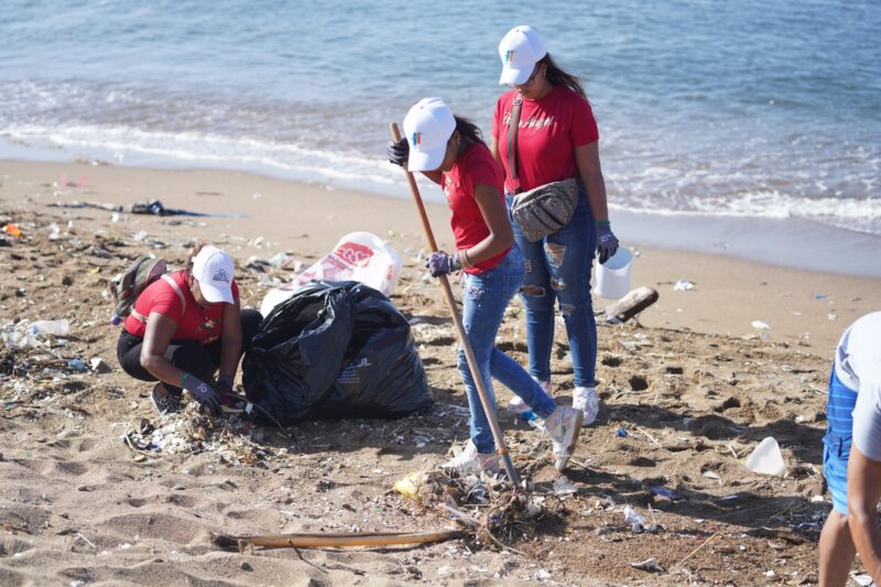 Voluntariado Bancentraliano realiza la II Jornada de limpieza de costas en playa Montesinos