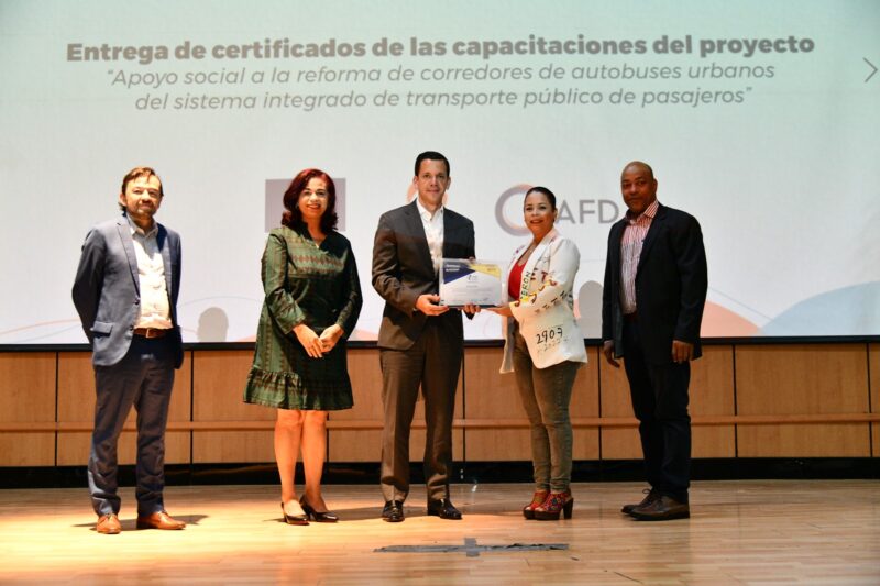 Director de Intrant entrega certificados de capacitación a colaboradores corredores de transporte