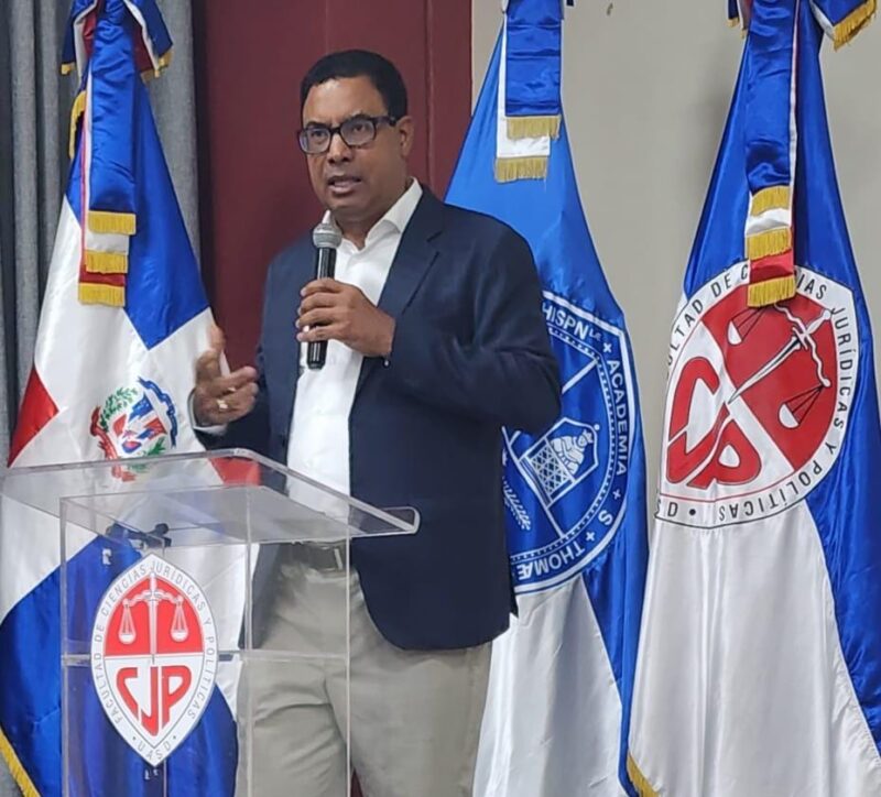 Namphi Rodríguez recuerda los profesores de Derecho Constitucional deben defender las constituciones