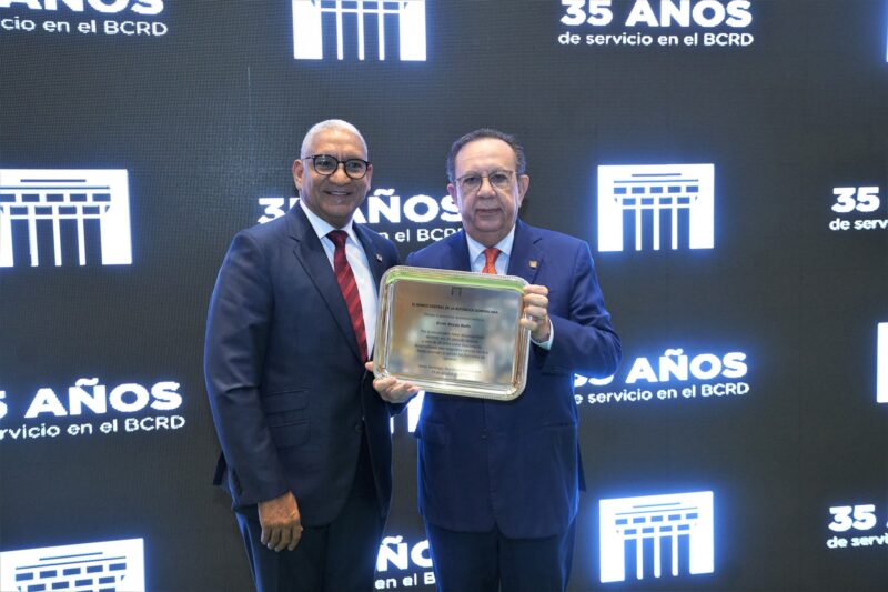 El Banco Central reconoce a bancentralianos por su tiempo de servicio a la institución