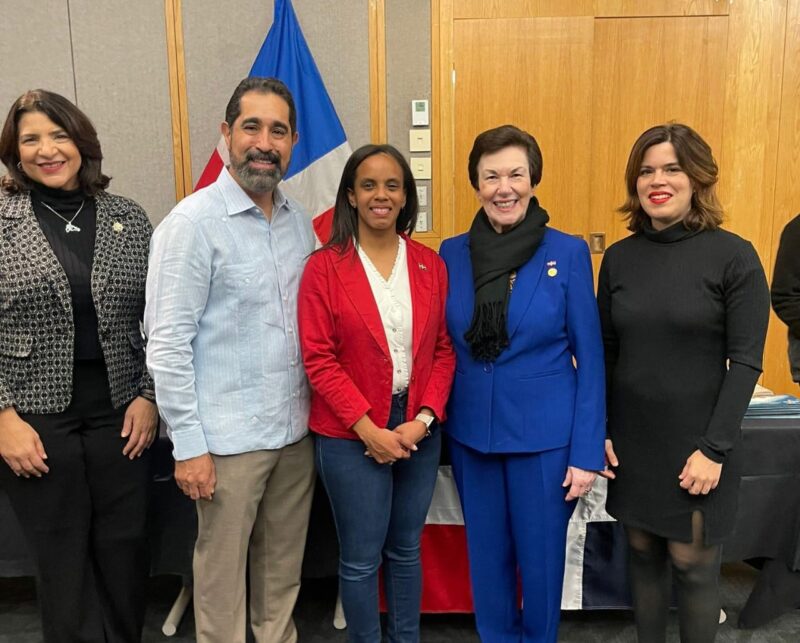 Embajadora Sonia Guzmán participa en Noche Internacional en Academia del FBI en Virginia-EEUU