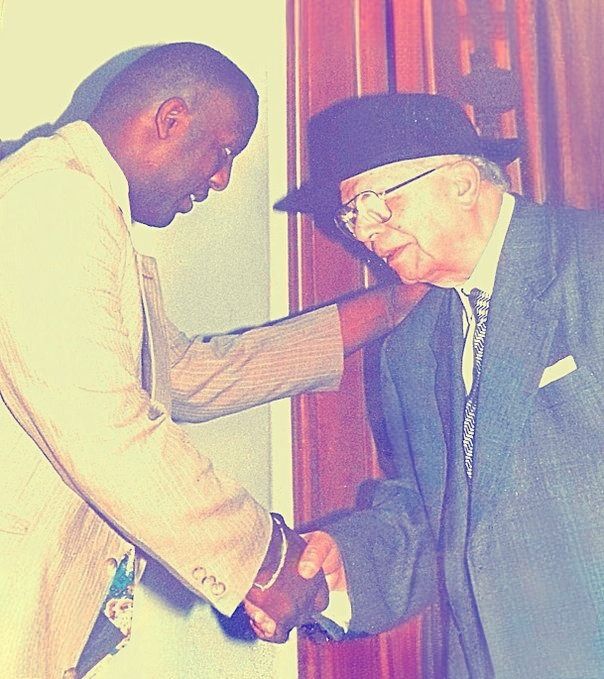 BALAGUER ENTREGA EL PODER y SU ÚLTIMA VOLUNTAD A PEDRO