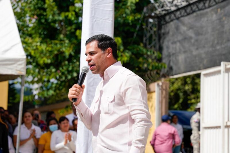 Roberto Ángel supervisa ampliación de acciones sociales del Gobierno y reparación de viviendas en SJ de Ocoa