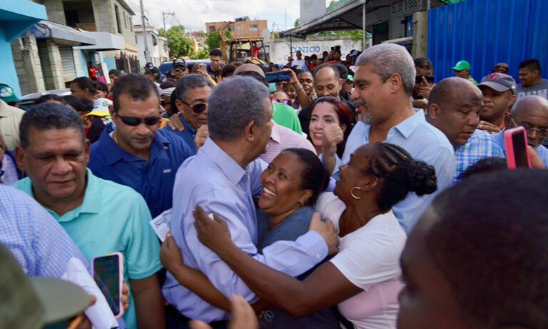 Leonel visita familias afectadas por inundaciones en SDO, mientras Abinader está en campaña