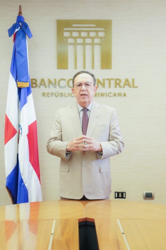 Gobernador Valdez Albizu informa que la Junta Monetaria aprobó nueva facilidad de liquidez por RD$25,000 millones para mitigar el impacto adverso de eventos climáticos extremos y continuar apoyando la recuperación económica