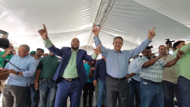 Leonel Fernández proclama a Francisco Morillo como candidato a Senador de la Fuerza del Pueblo