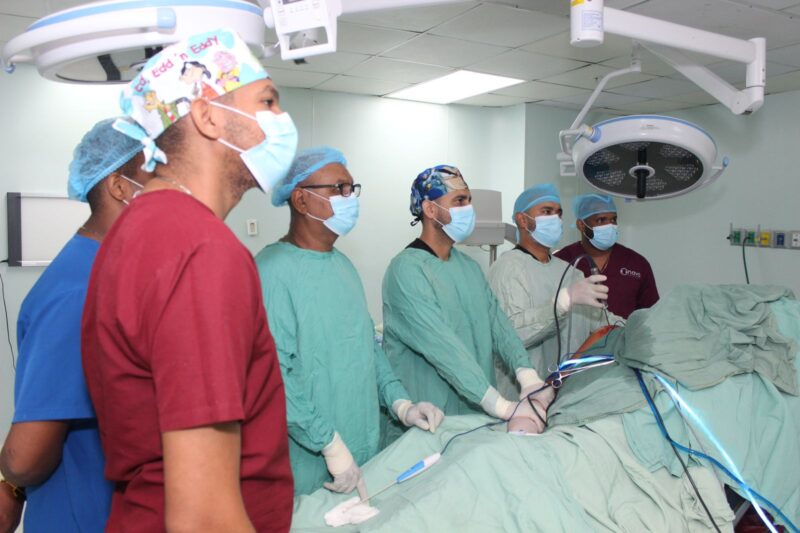  Destacados médicos especialistas en Artroscopia y medicina Deportiva de RD realizan operativo quirúrgico en el Ney Arias Lora