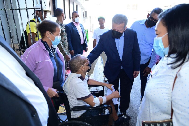 Leonel visita hospital Salvador B. Gautier y confirma el abandono en el que Abinader tiene los centros de salud