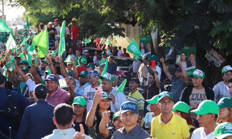 Leonel recibe sólido respaldo en San Francisco de Macorís y juramenta al exdiputado y exalcalde reformista Héctor Mora Martínez