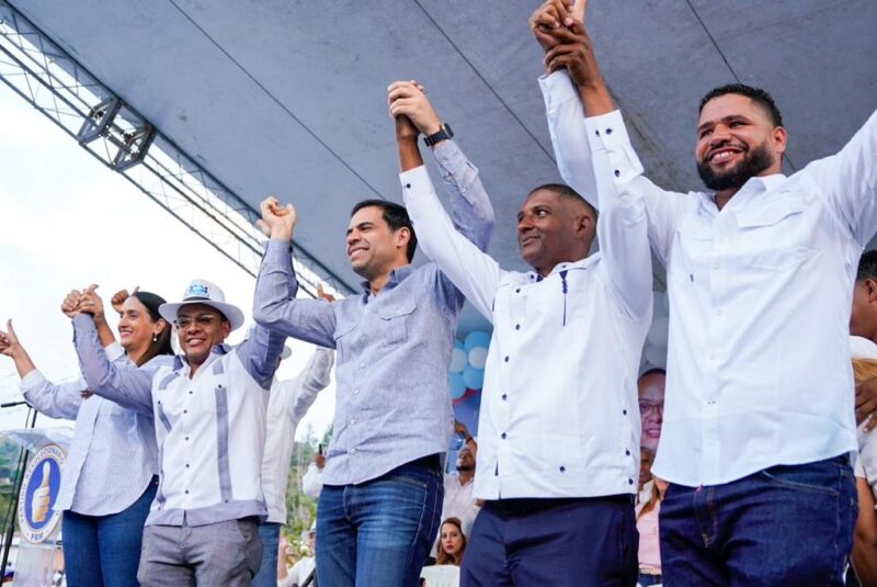 Roberto Ángel juramenta en PRM regidora Gabriela Quezada junto a 203 dirigentes del PLD y FP en Azua