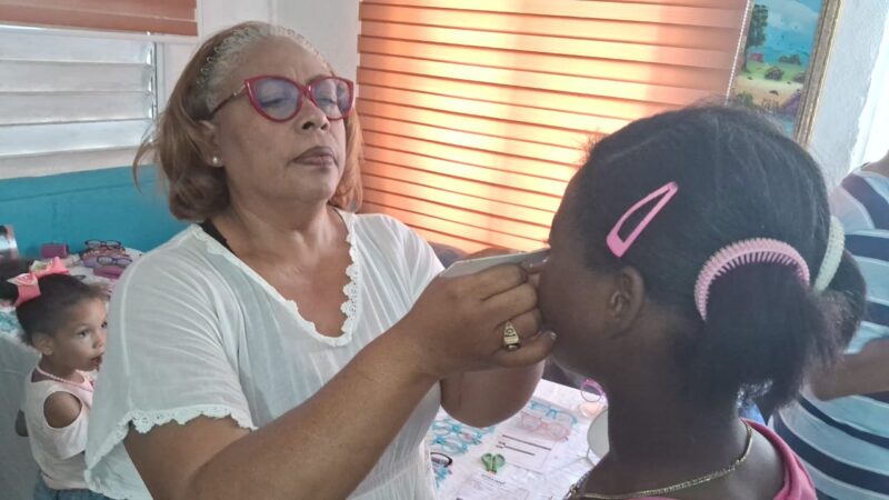 Denfi y Unión llevan jornada oftalmológica a niños de escasos recursos