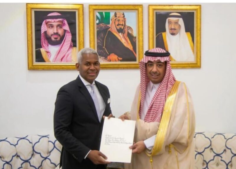 Embajador Andy Rodríguez Durán entrega las Copias de Estilo de sus Cartas Credenciales ante el Reino de Arabia Saudita