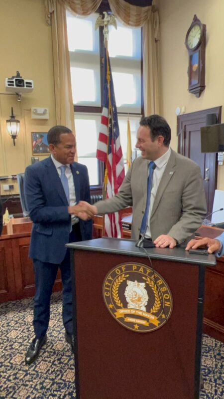 Julio César Valentín es honrado «hijo adoptivo» de la ciudad de Paterson en Estados Unidos