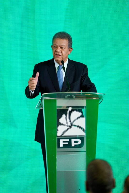 “La gente tiene miedo, la gente se siente horrorizada con lo que está ocurriendo en este país”, le dice Leonel a Abinader