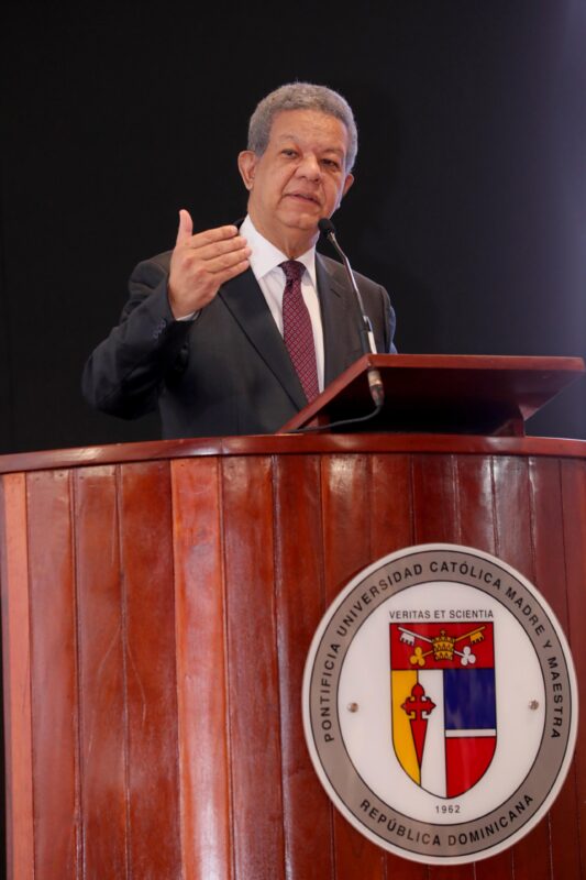 Leonel plantea en la PUCMM las transiciones digital y energética que requiere RD