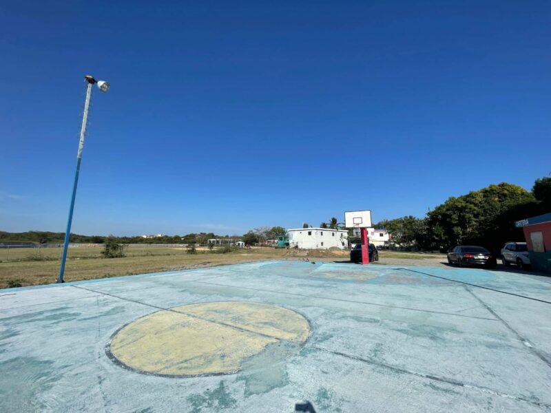 Edesur ilumina tres comunidades, una cancha de baloncesto y zona universitaria, en Peravia