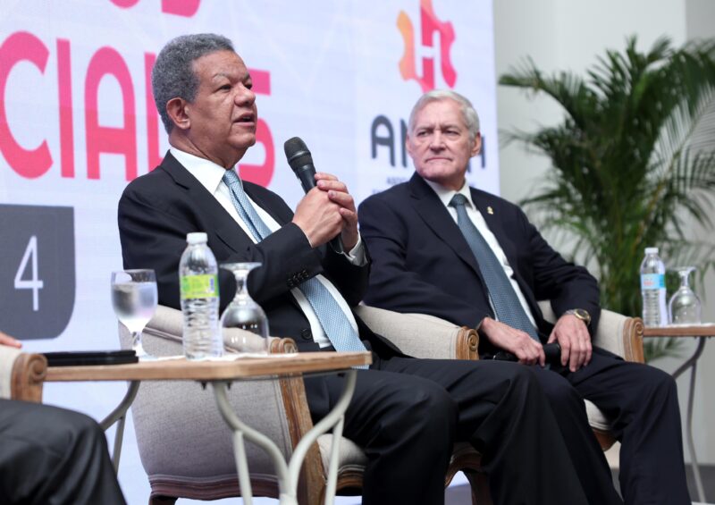 Leonel asume compromiso de hacer que los privados de libertad estudien y trabajen, para que el crimen deje de ser una profesión