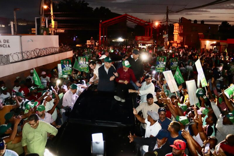 Con todo y lluvia multitud sale a calles de Azua y corea con Leonel: “E’ pa’ fuera que van”
