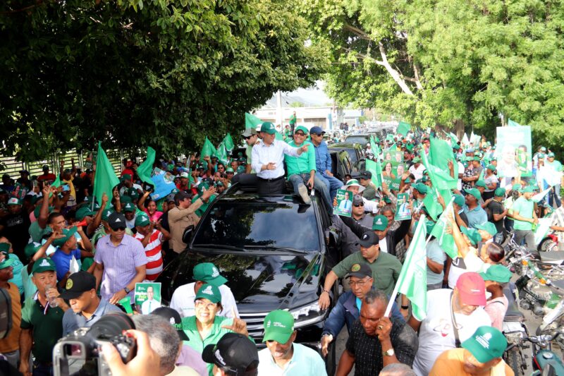 Leonel recorre barrios de Neiba y Duvergé seguido de una gran multitud