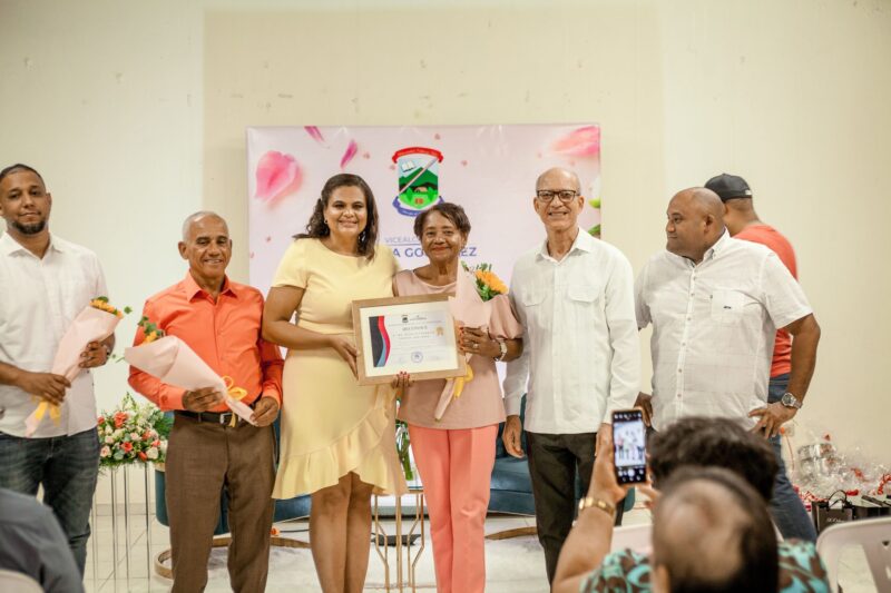 Vicealcaldía de Villa González reconoce labor de madres ejemplares