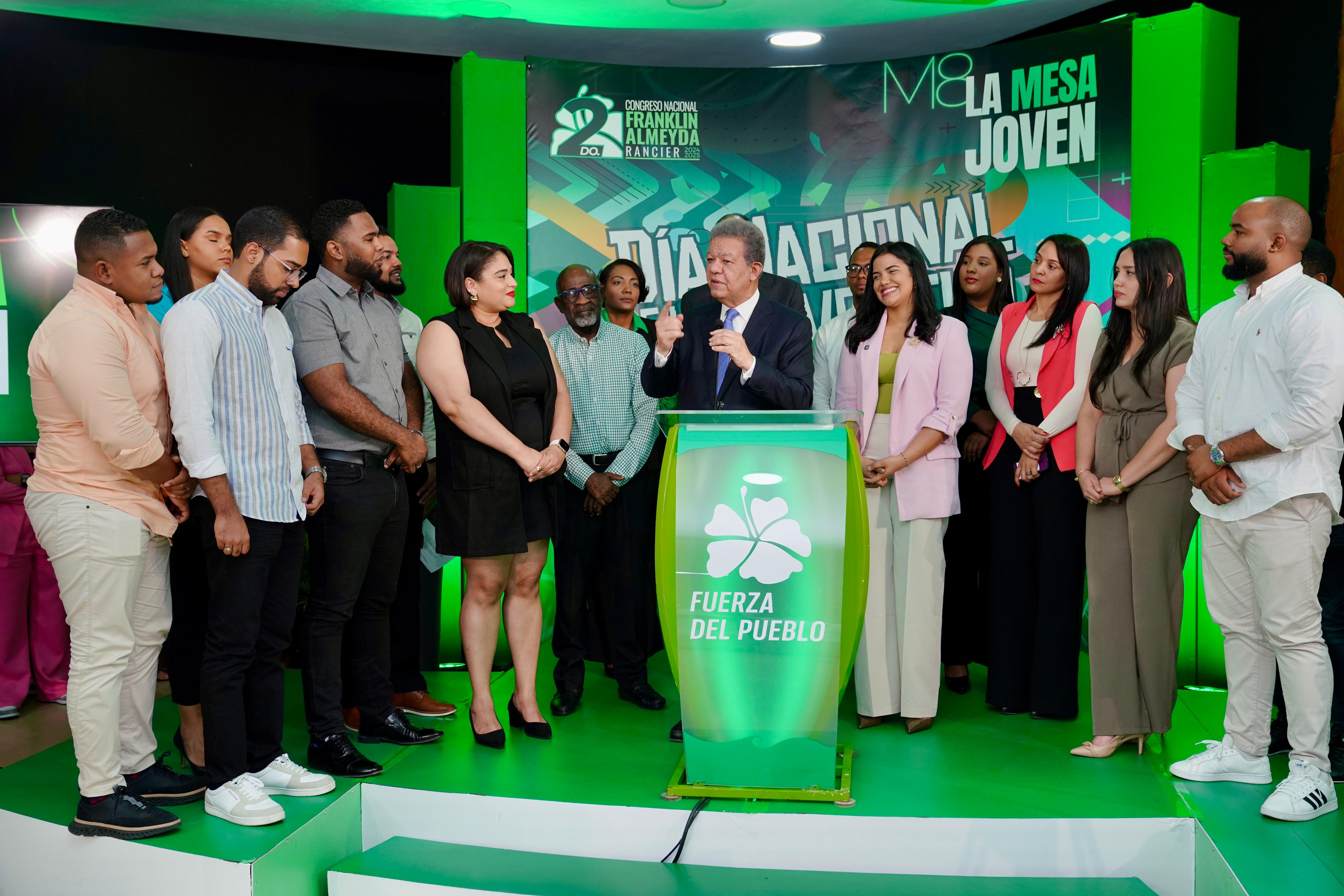Leonel felicita a los jóvenes en su día y asegura que son clave para la transformación política de RD