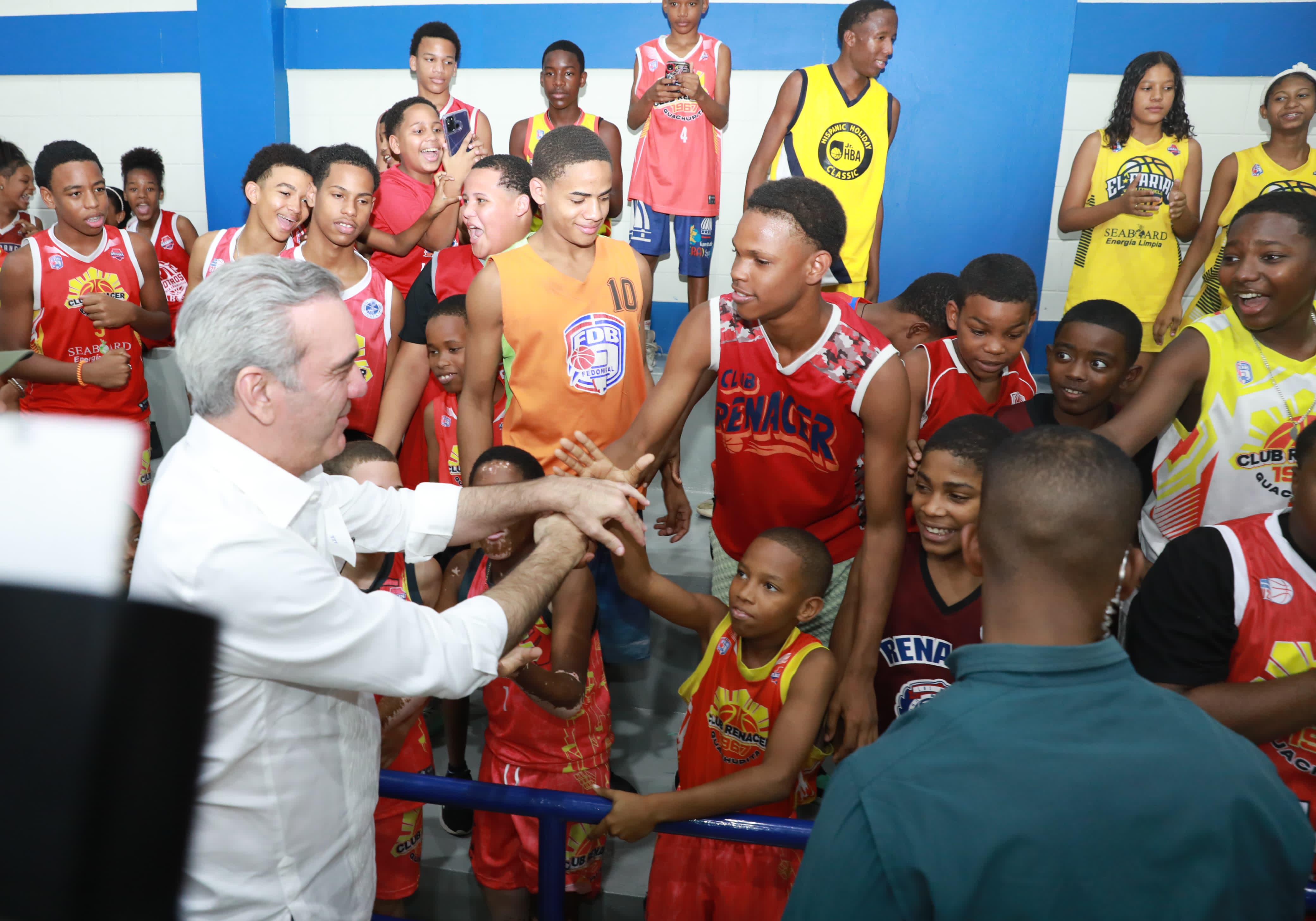 Presidente Abinader inaugura techado del Instituto Unión Panamericana y remozamiento del Club Deportivo Renacer