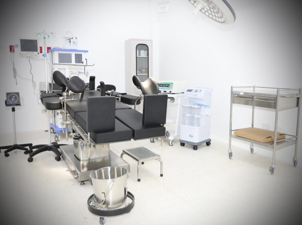 Presidente Abinader inaugura en Las Guáranas remozamiento y ampliación de Emergencia del Hospital, dos escuelas básicas, un liceo y una cancha multiuso techada