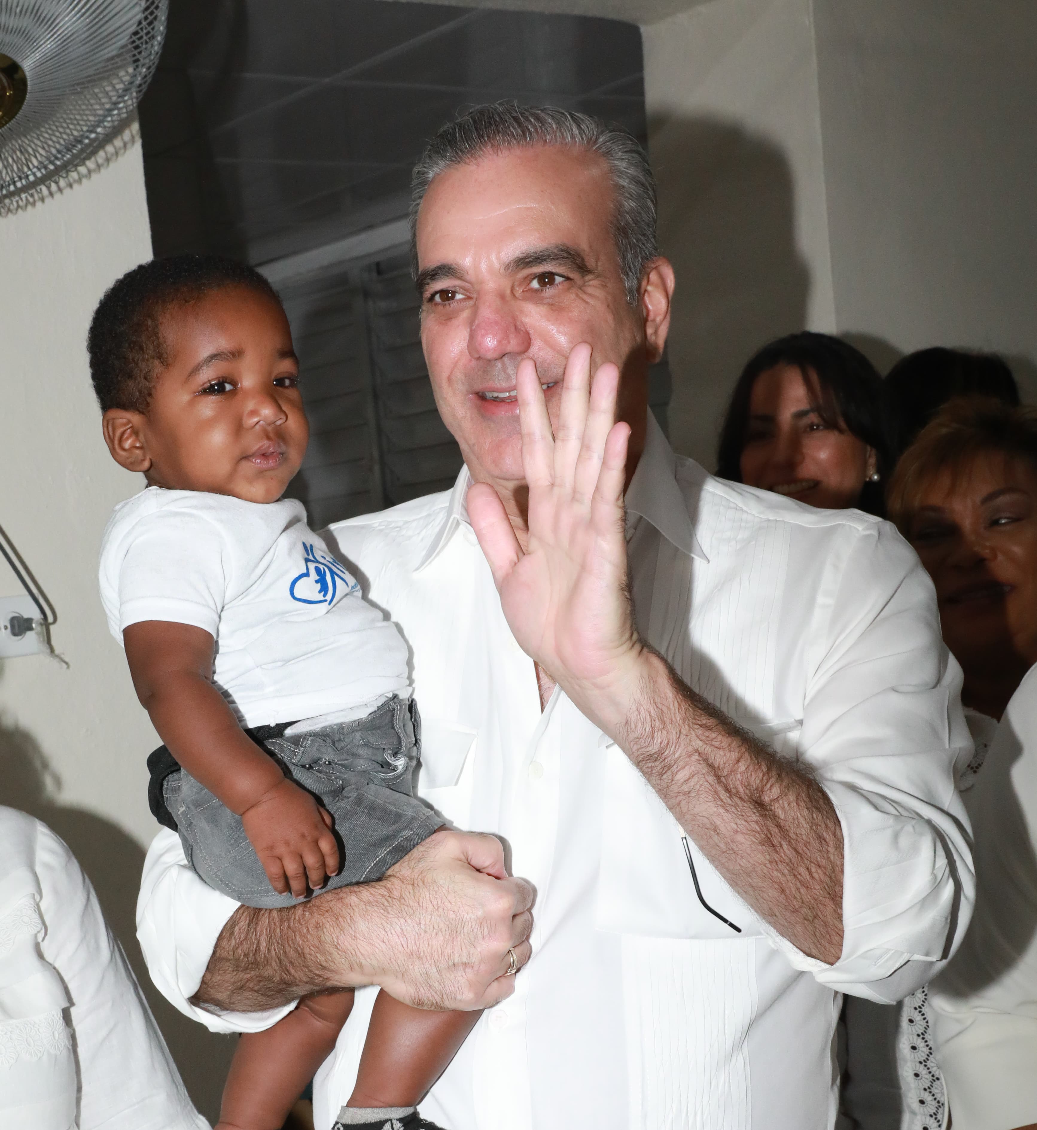 Presidente Abinader inaugura guardería infantil, salón de danza y una lavandería en la Armada RD