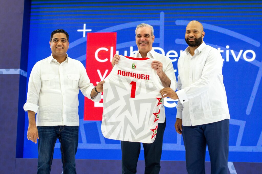 Presidente Abinader y ministro Kelvin Cruz entregan el remozado Club Bameso