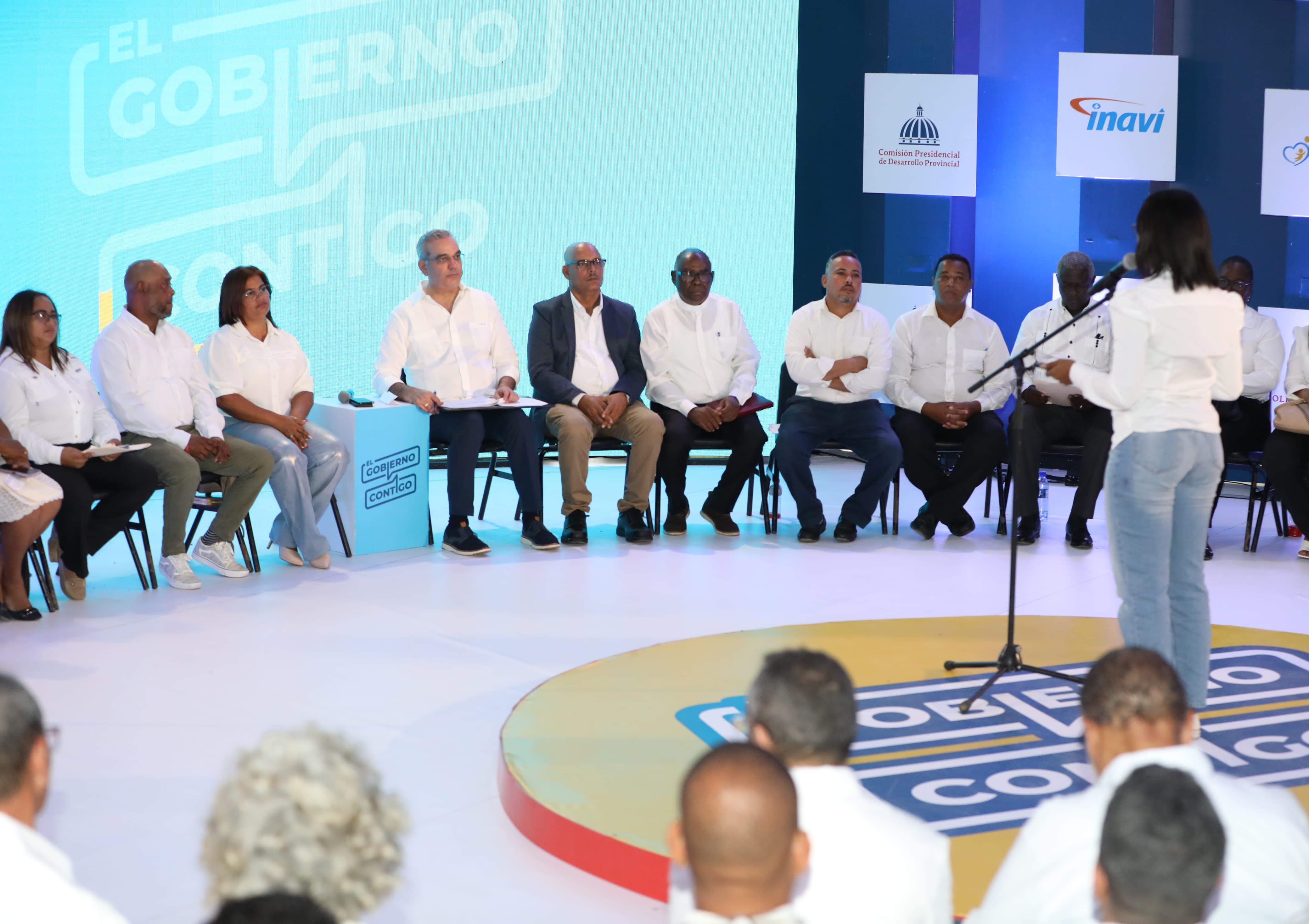 Presidente Abinader encabeza la segunda sesión «El Gobierno Contigo”, dónde escuchó a dirigentes comunitarios del sector La Ureña.