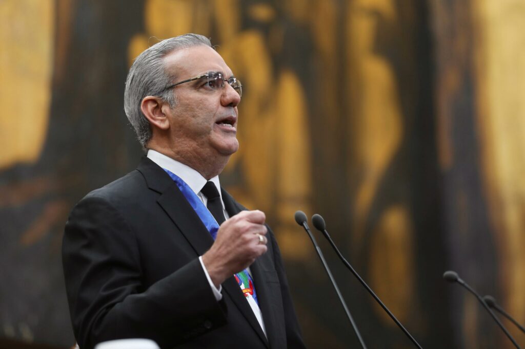 Presidente Abinader anuncia programa de pensiones especiales para niñas, niños y adolescentes en orfandad por feminicidio