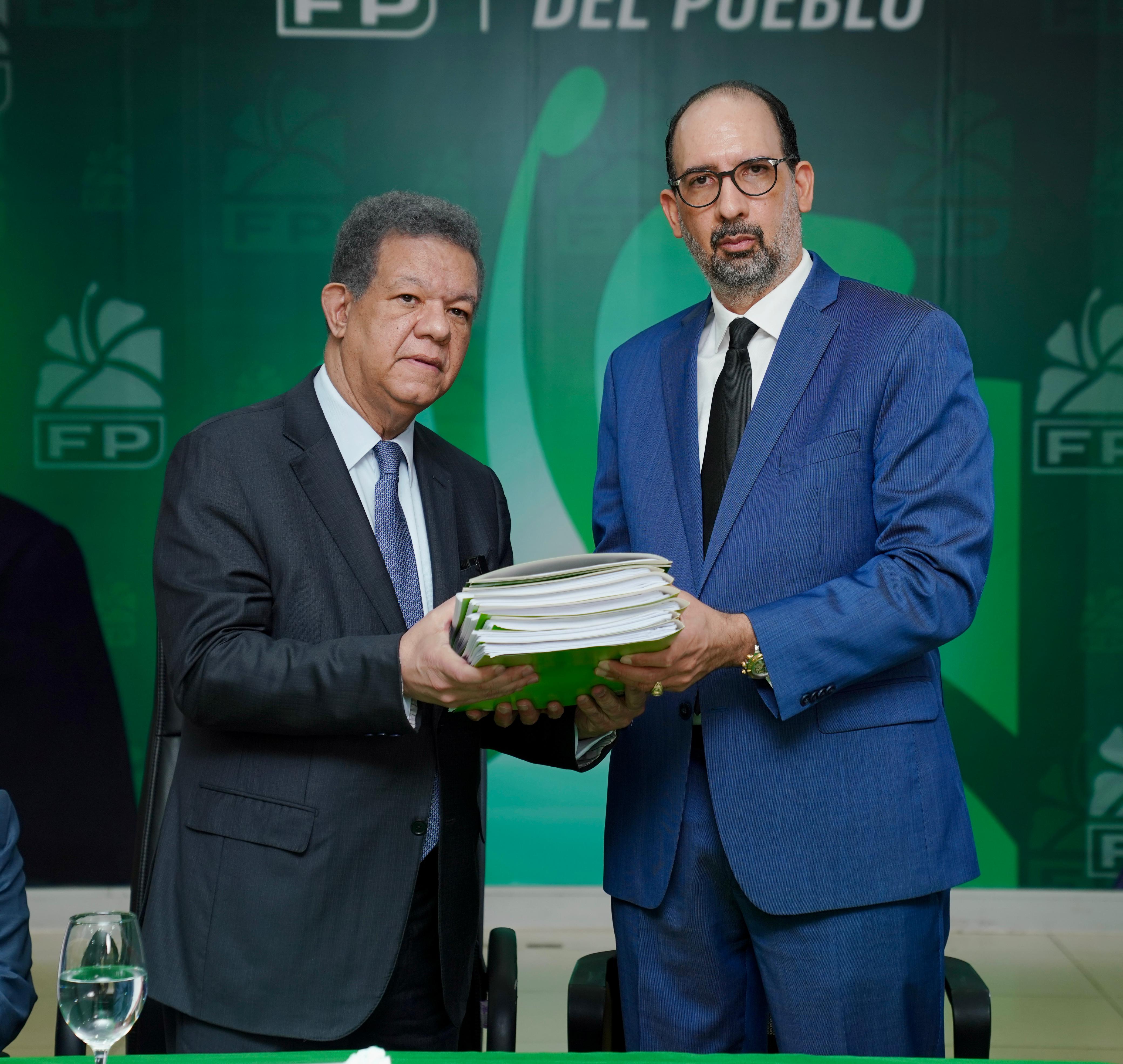 Leonel Fernández da inicio a la plenaria de votación del Congreso de FP y es el primero en ejercer su derecho al voto