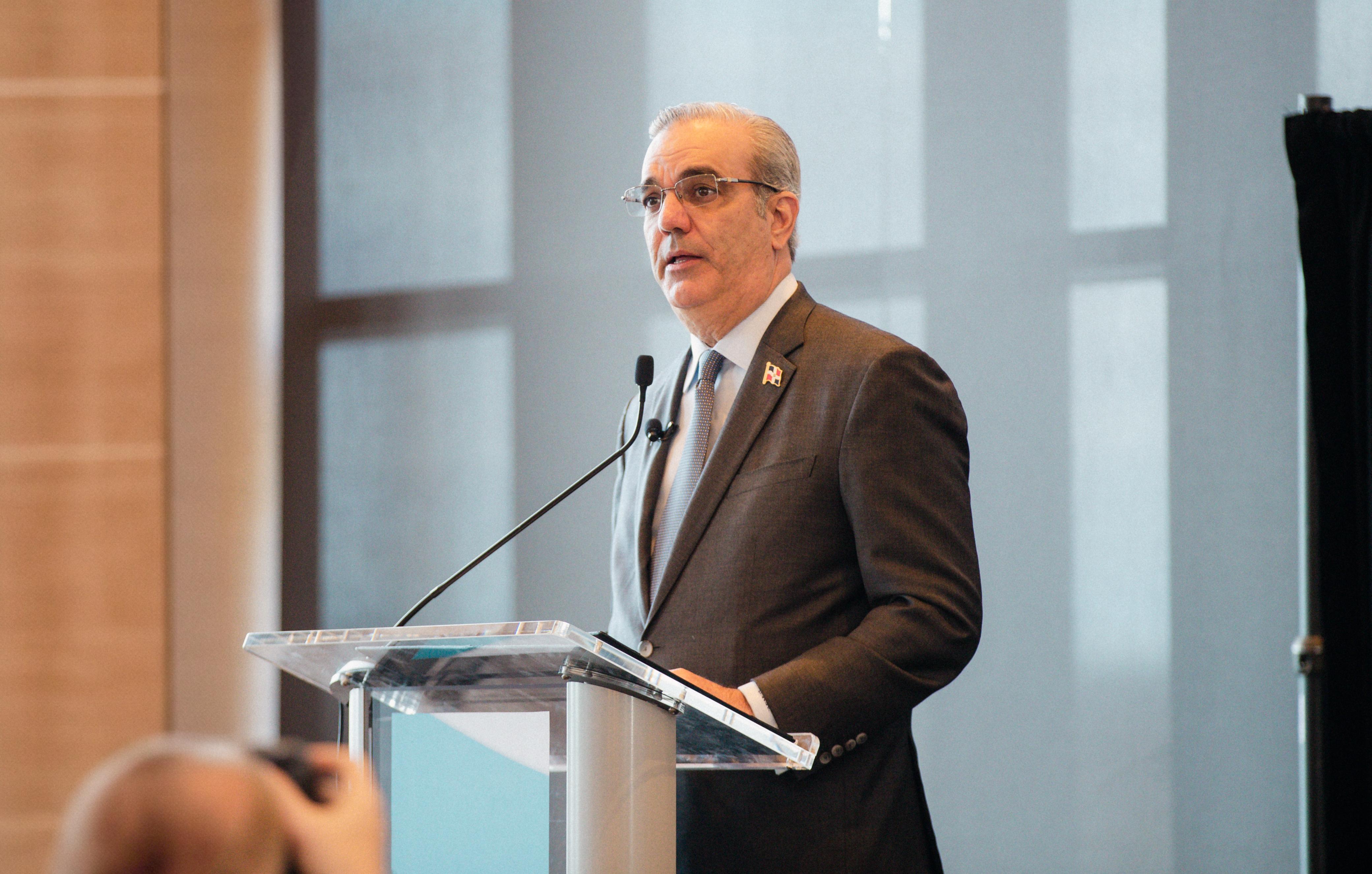 Presidente Abinader promueve a RD como destino ideal para la inversión industrial textil y de calzado