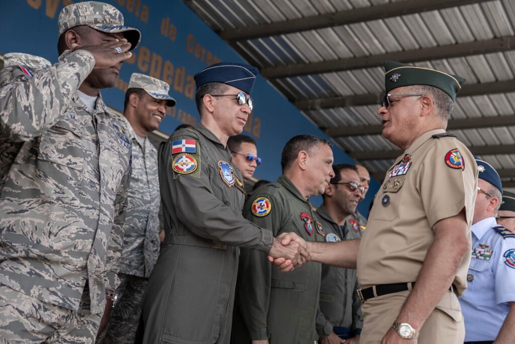 Ministro de Defensa felicita a tropas por destacada participación en el Desfile Militar del 27 de Febrero