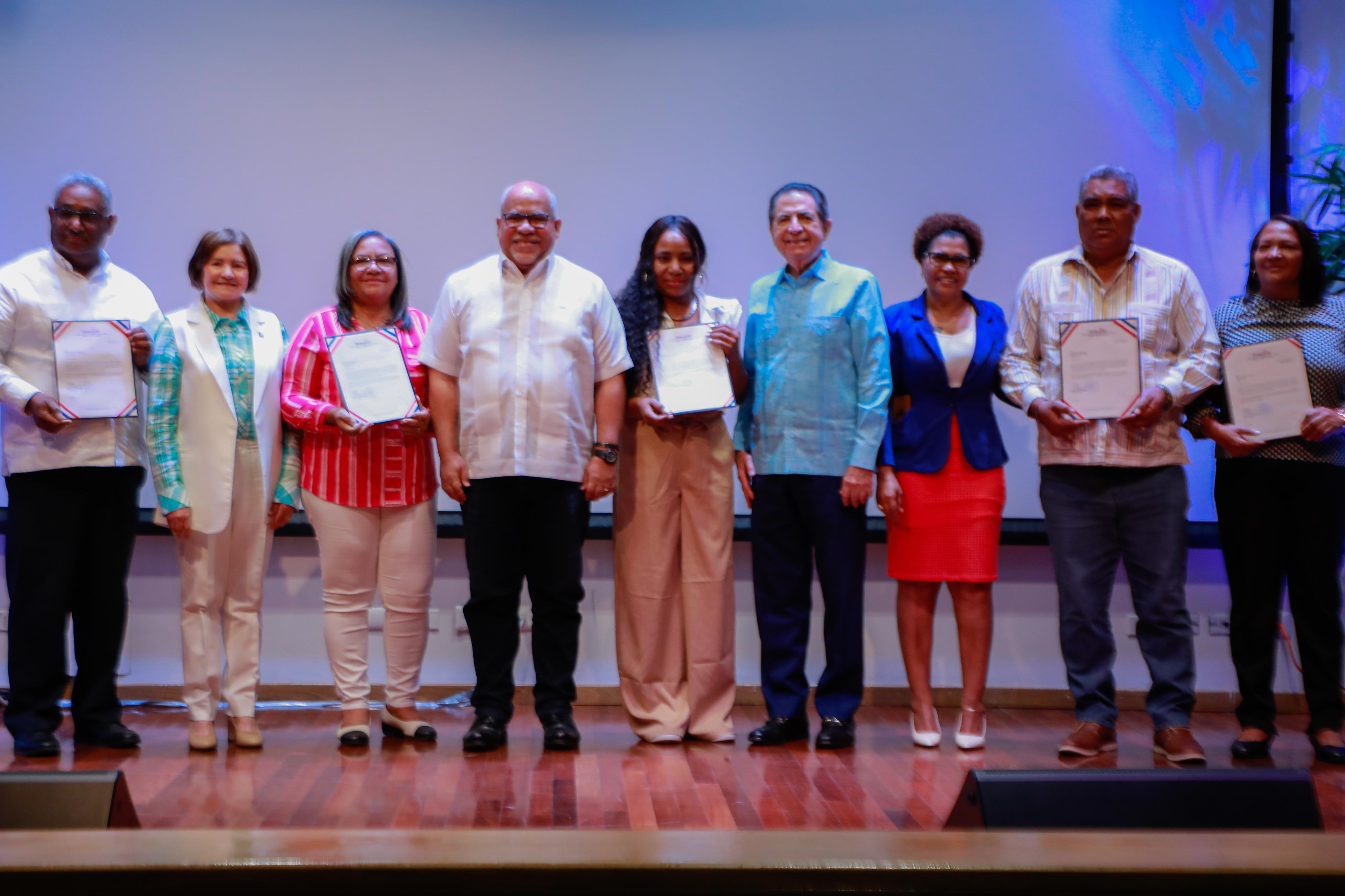 Promipyme entrega créditos por RD$62 millones beneficiando 360 microempresarios en Baní