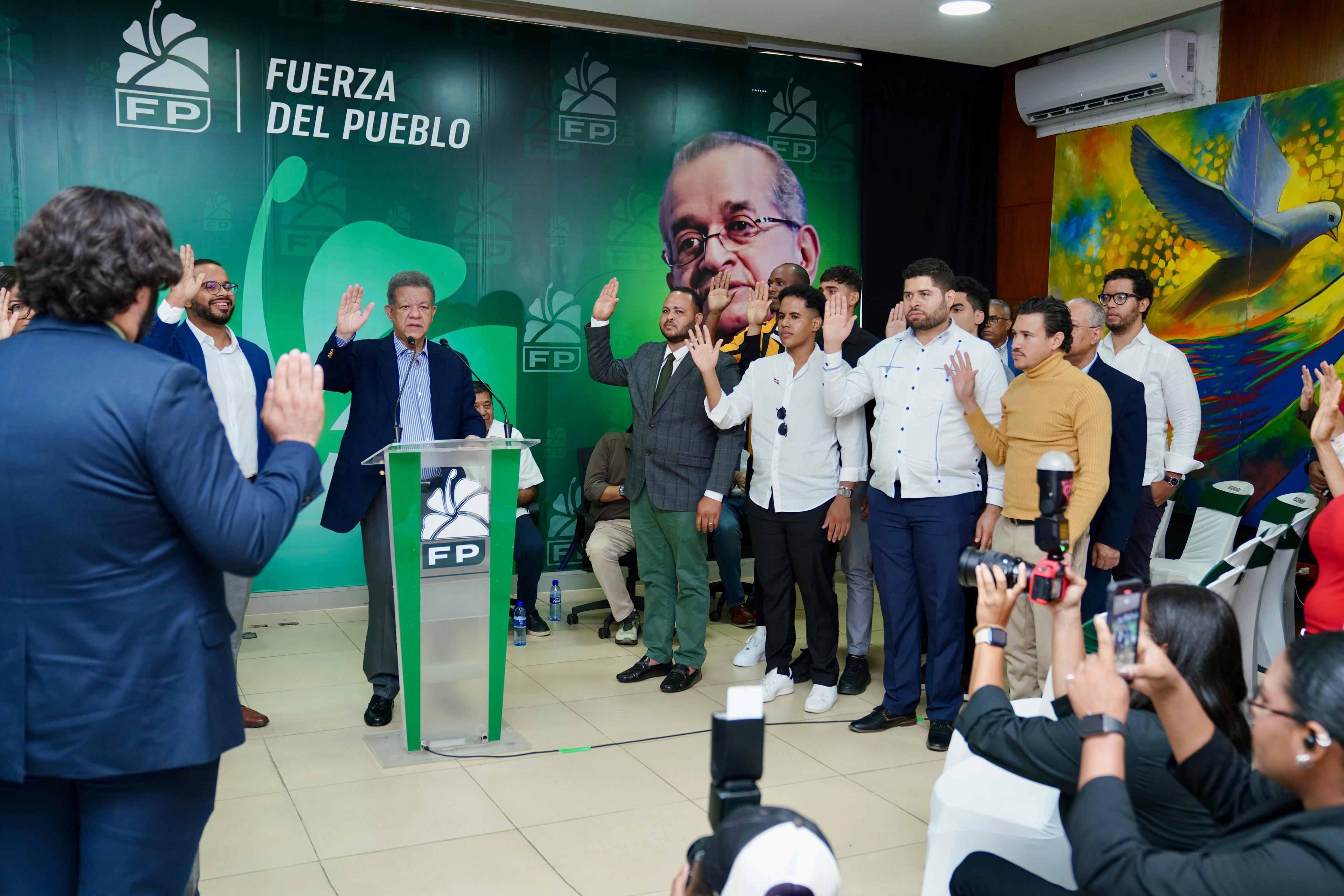 Leonel juramenta a Christian Steffano en la FP junto a otros dirigentes de La Vega