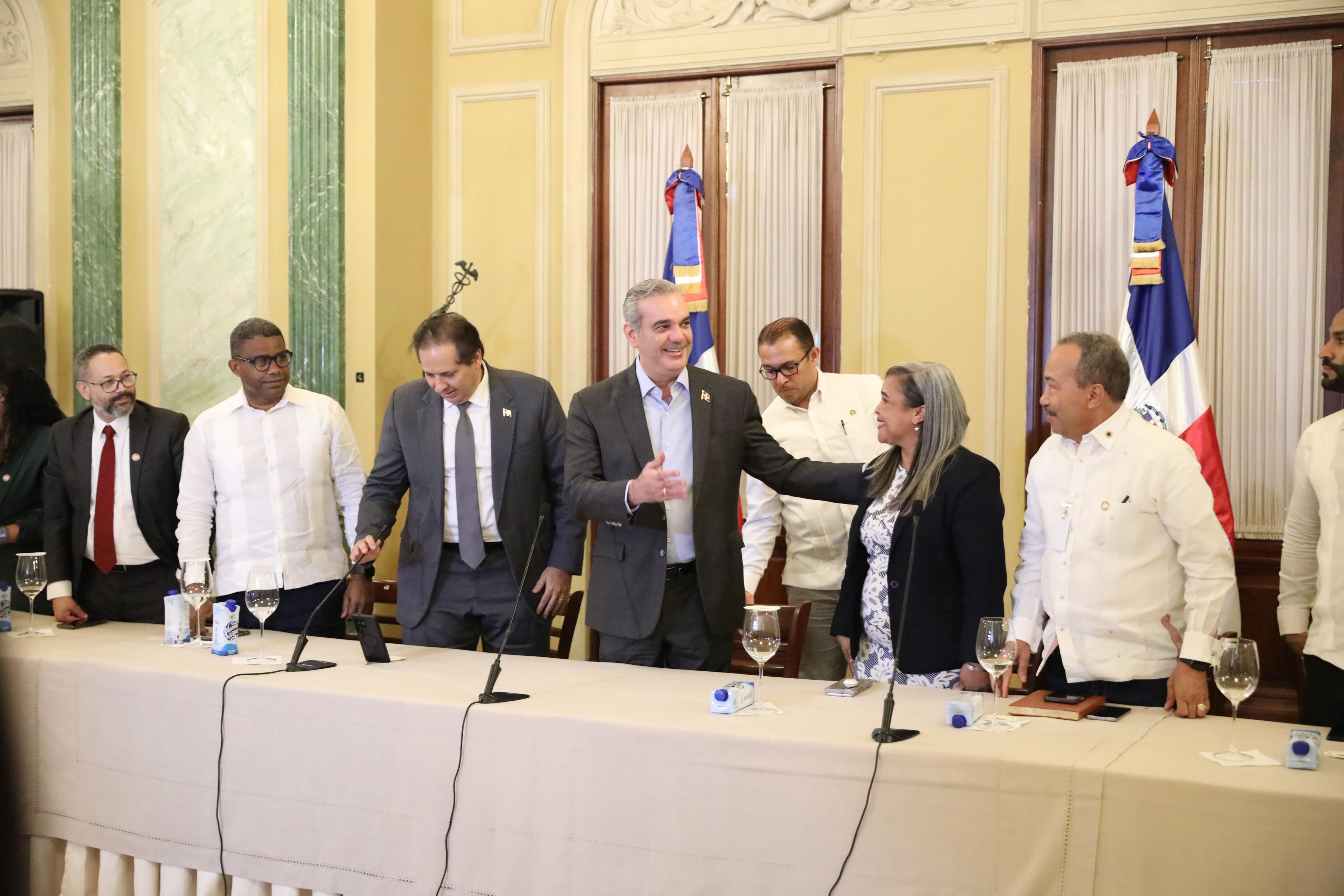 Presidente Luis Abinader reconoce a médicos forenses por histórica labor en tragedia del Jet Set