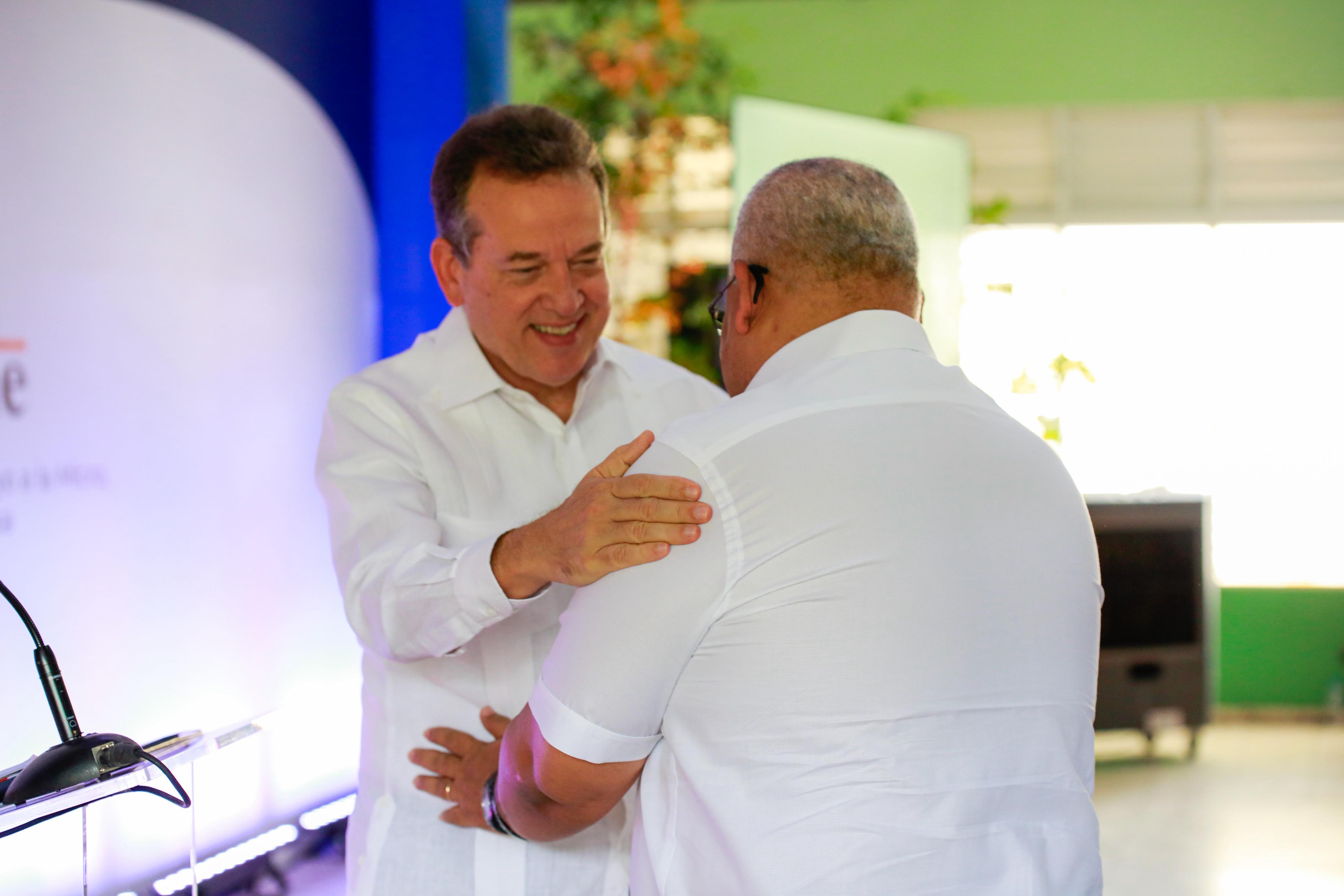 *Gobierno entrega RD$90 millones en créditos a 500 microempresarios de Pedro Brand