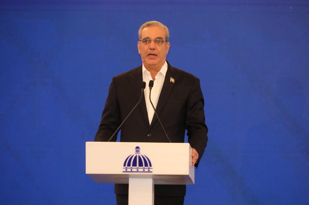 Presidente Abinader crea comisión para estudio del marco jurídico migratorio de la República Dominicana