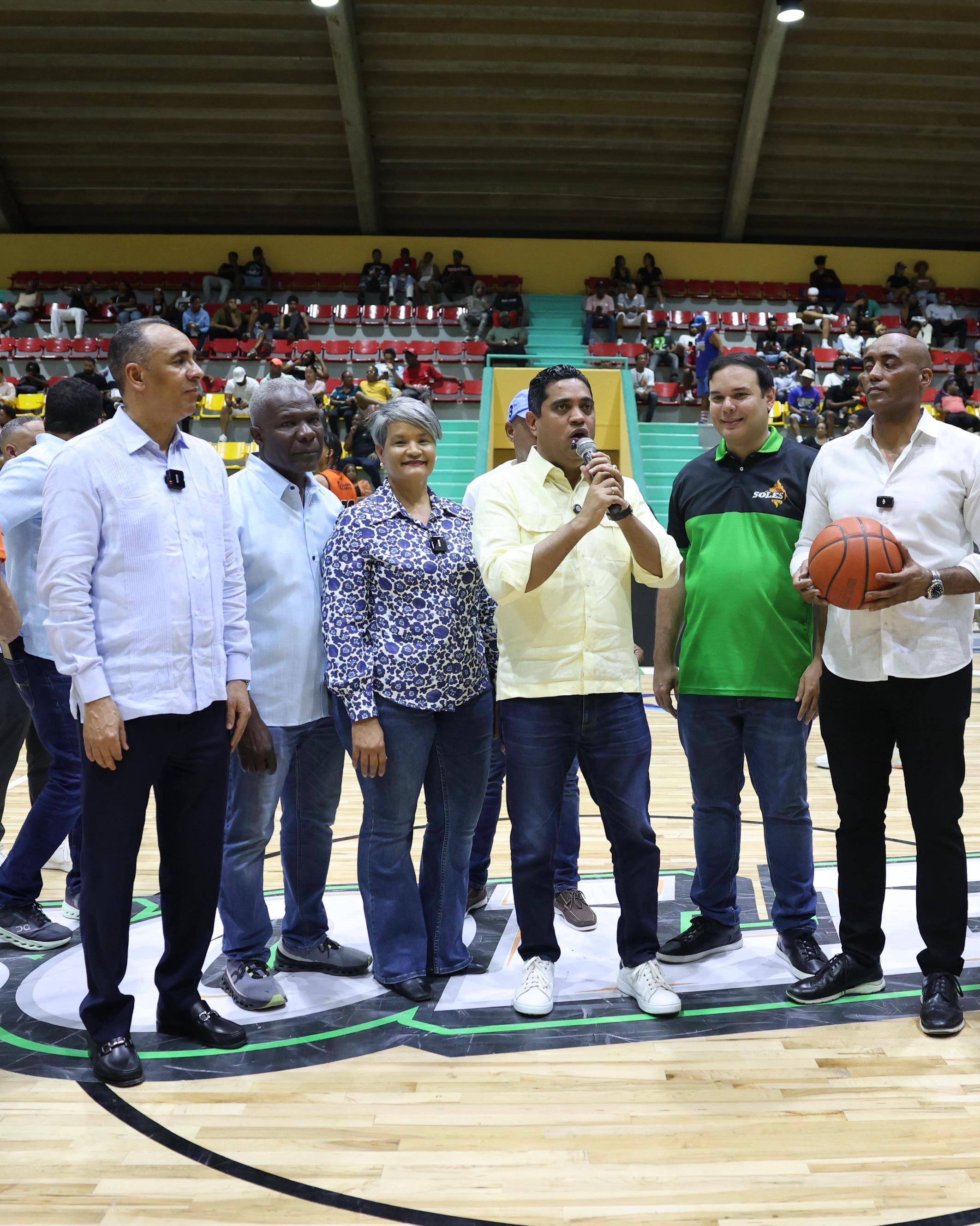 Ministro Kelvin Cruz inaugura remozado multiuso Rolando Ramírez en SPM