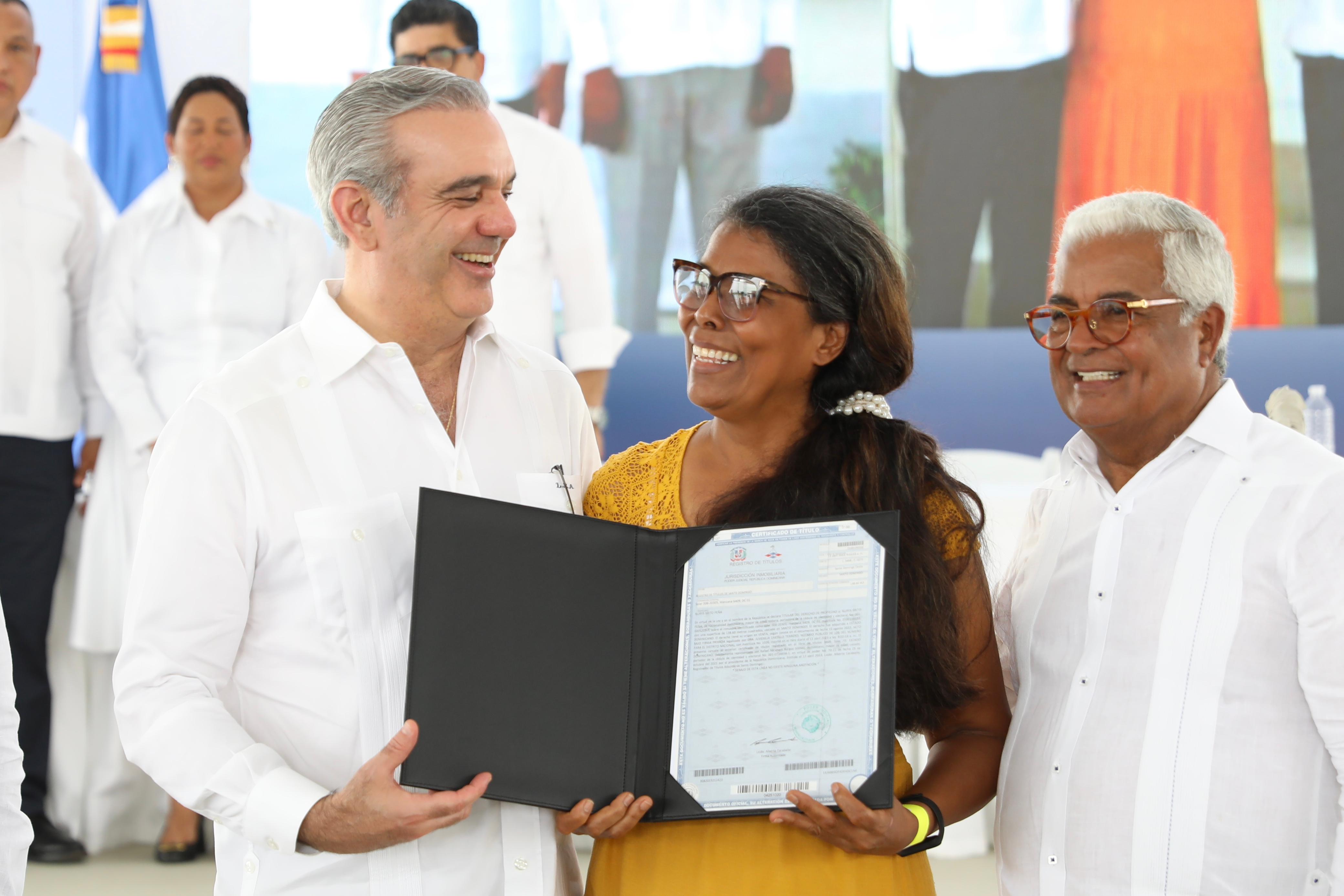 Presidente Abinader entrega más de 800 títulos de propiedad a familias de los municipios de Santo Domingo Este y Oeste