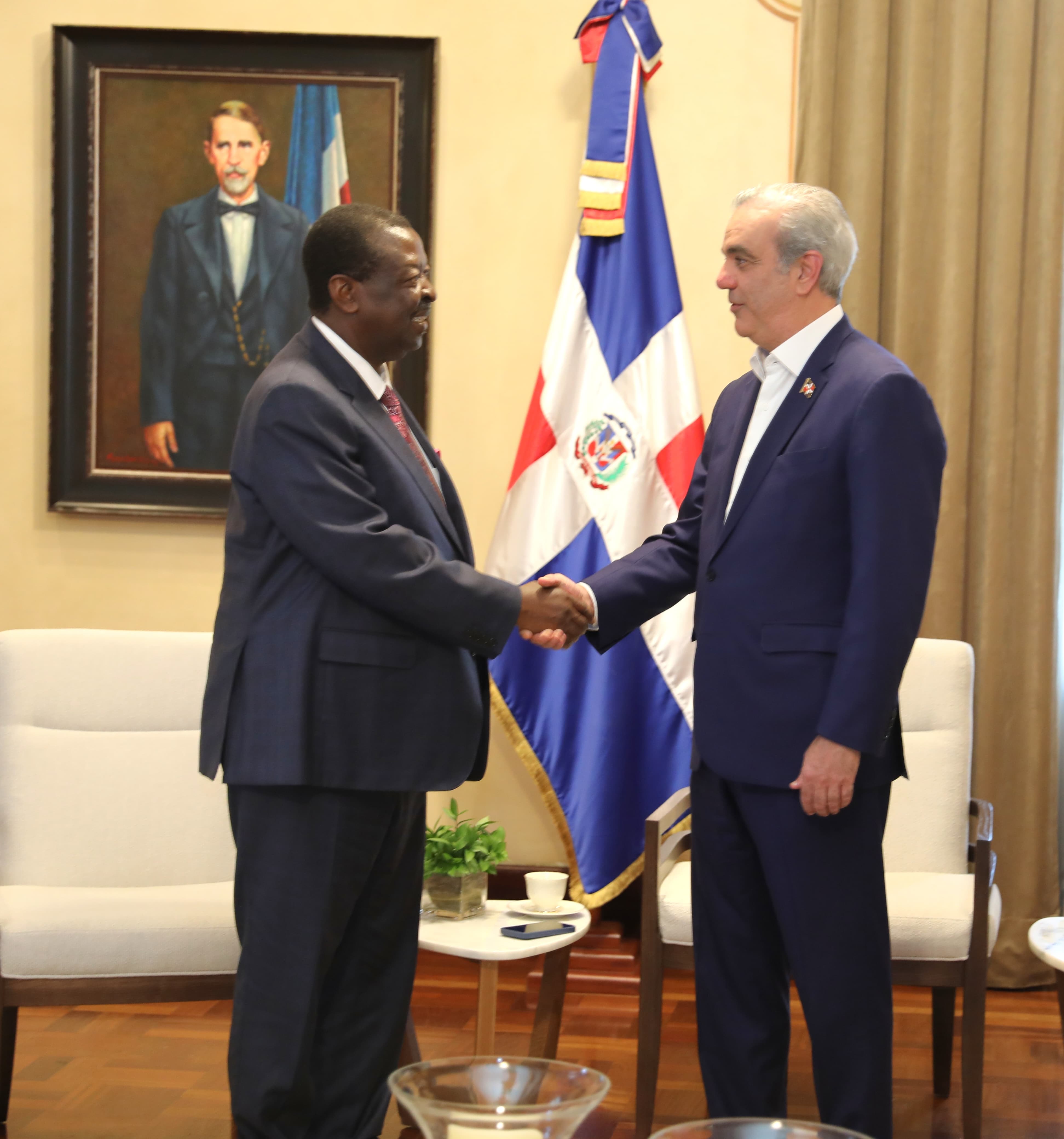 Presidente Abinader recibe una visita de cortesía del canciller y primer secretario del gabinete de Kenia, Musalia Mudavadi, en el Palacio Nacional