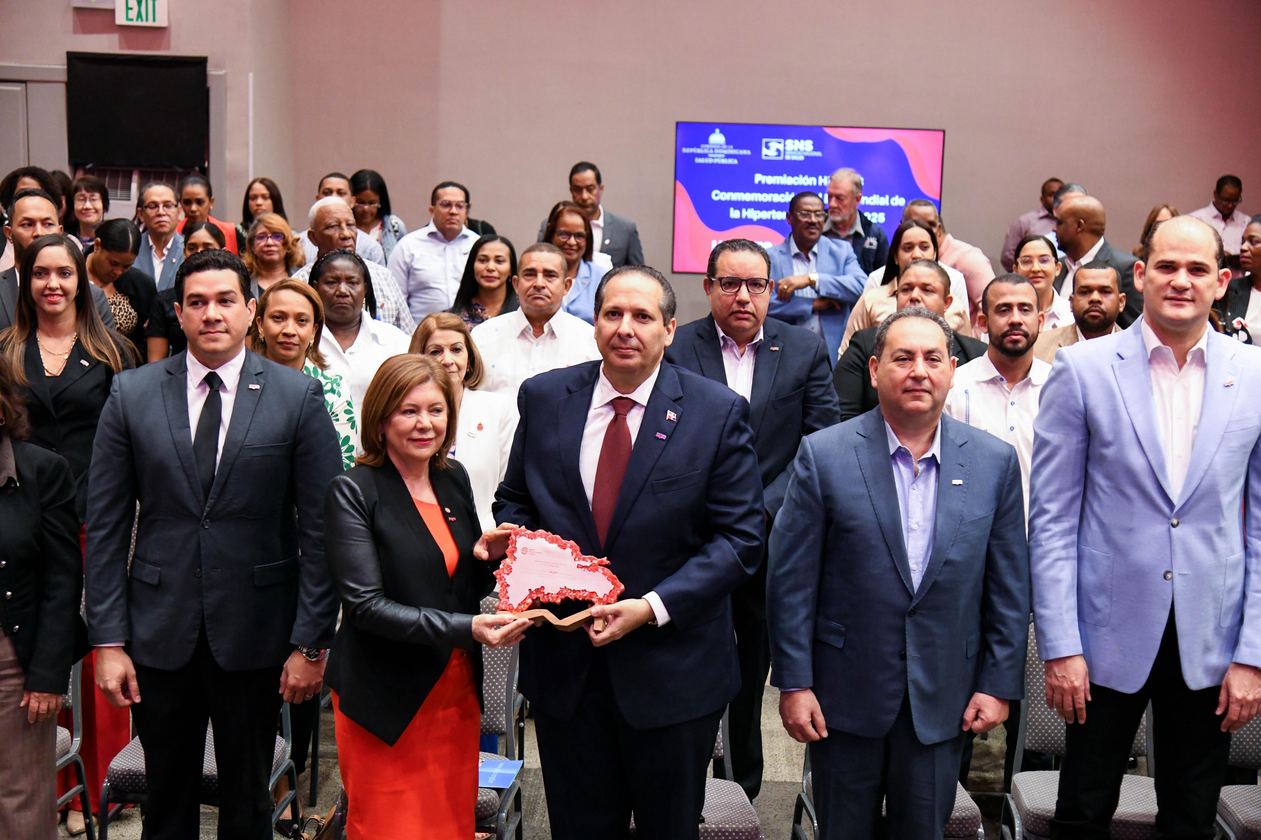 Ministro de Salud recibe premio internacional otorgado a RD por la ejecución de la estrategia HEARTS
