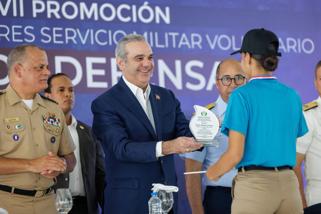 Presidente Abinader encabeza graduación y toma juramento de más de 5 mil jóvenes del Servicio Militar Voluntario